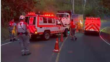 Motociclista muere prensado tras violenta colisión en Mora