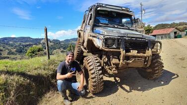 Este lobo es feliz de la vida metiéndose al barro