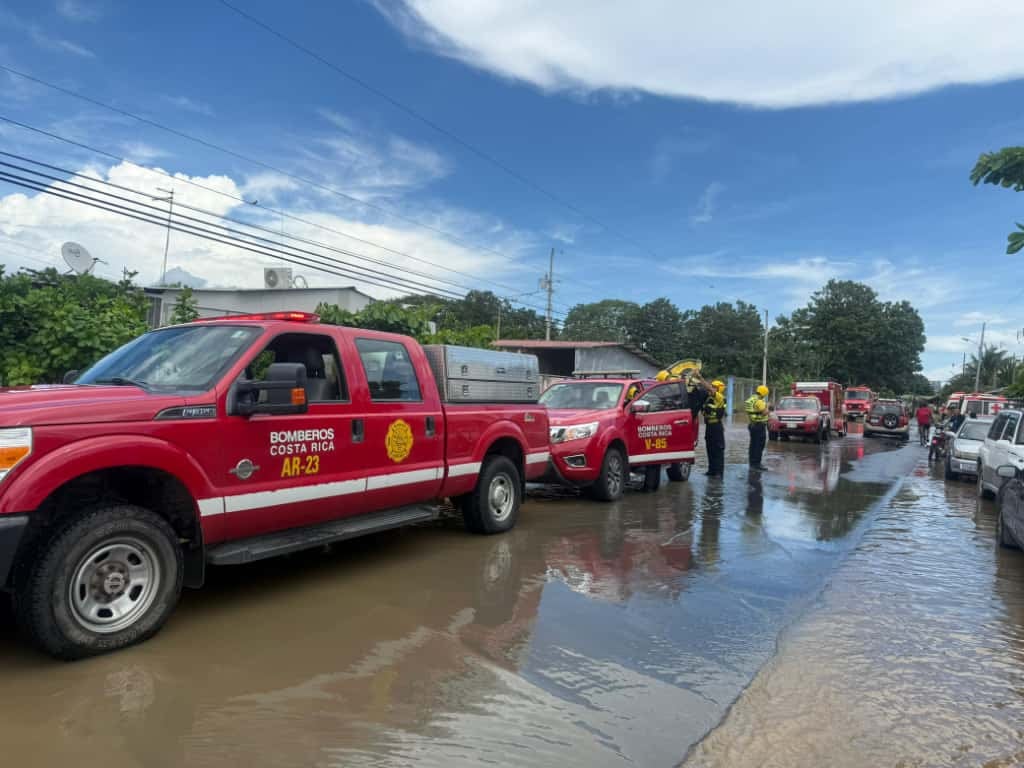 Camiones de Bomberos en medio de las inundaciones.
