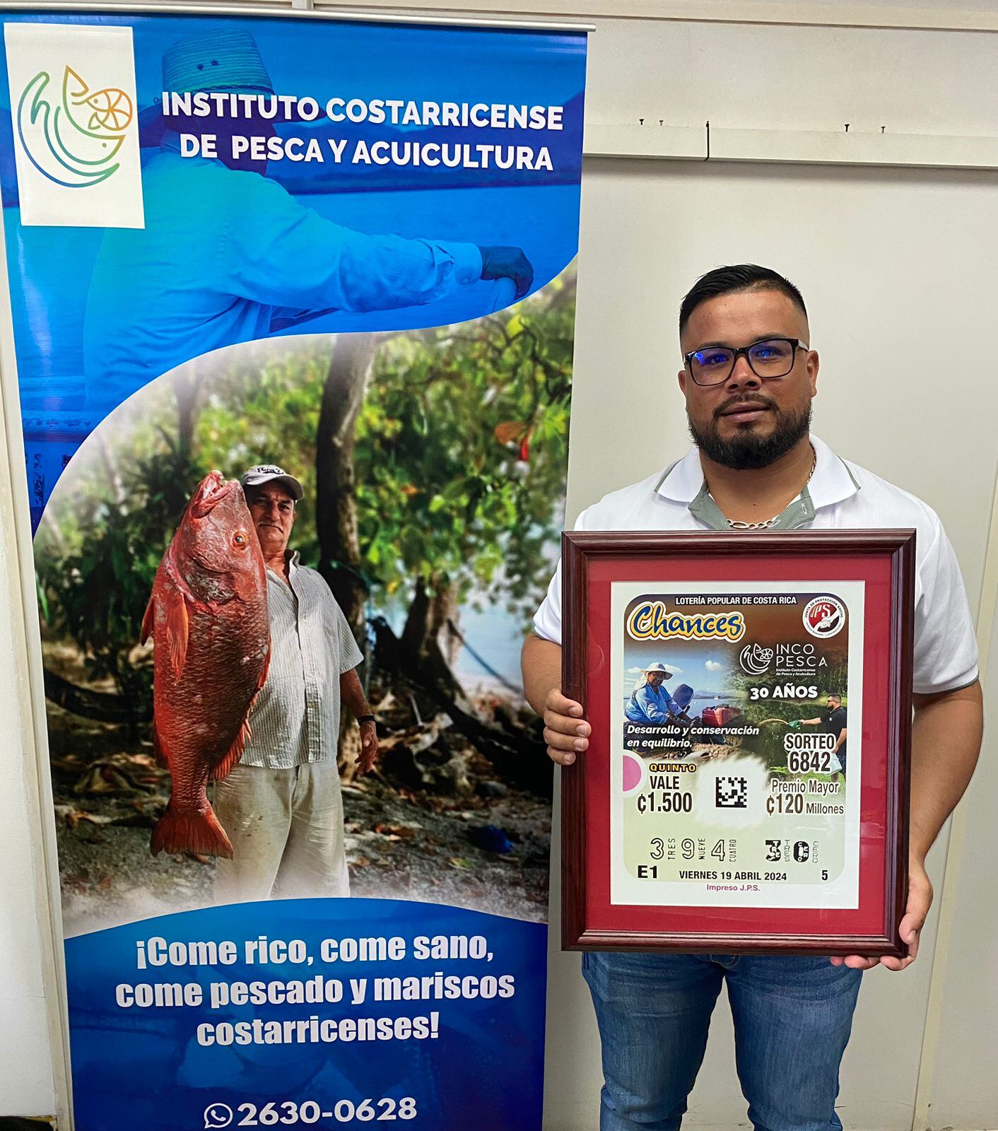 El Instituto Costarricense de Pesca y Acuicultura
(INCOPESCA) se complace en anunciar que como parte de la celebración de
su 30 Aniversario, el billete de lotería Chances de la Junta de Protección
Social, correspondiente al sorteo del 19 de abril del 2024, estará dedicado a
conmemorar este importante hito. En la foto, don Henry Vega.