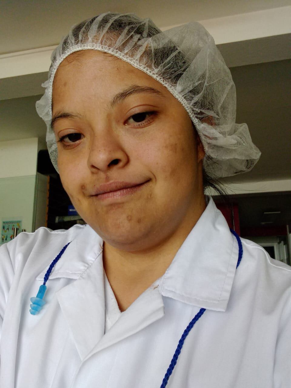 Andrea Barcenas tiene síndrome de Down y es una carga haciendo chocolates.