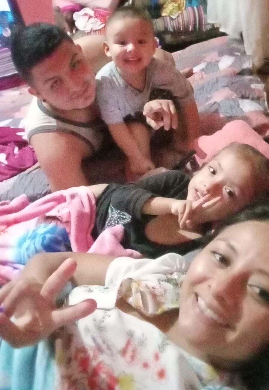 Isaac se tomó esta foto junto a su familia un día antes de la tragedia. Foto cortesía Yamileth Medina para La Teja.