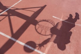 Detienen a jugador de baloncesto en plena práctica como sospechoso de un grave delito