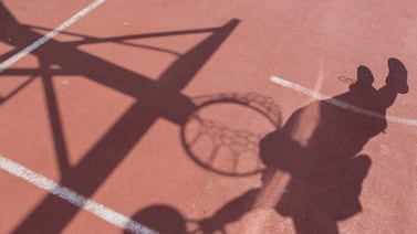 Detienen a jugador de baloncesto en plena práctica como sospechoso de un grave delito