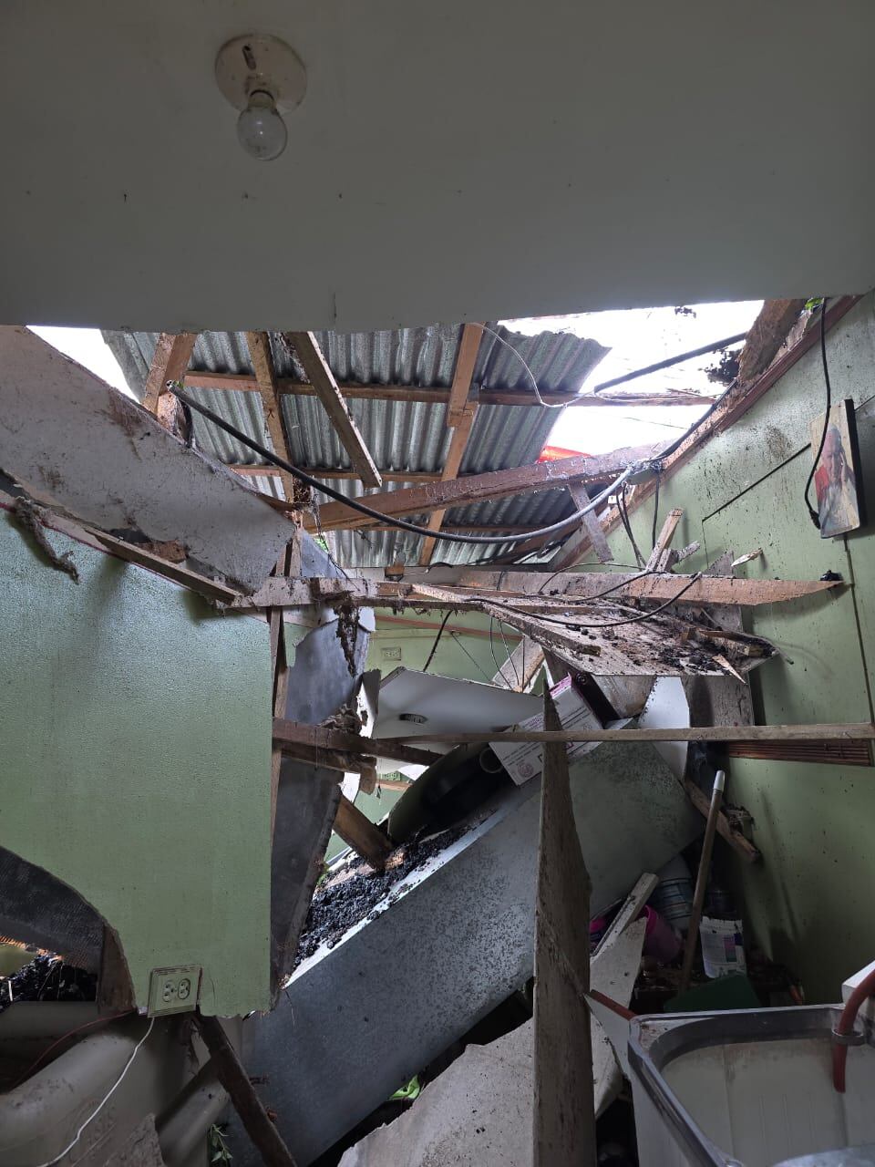 A cuatro metros de distancia fue donde quedó una vagoneta que por poco causa una tragedia para una famiia vecina de Banderilla de Cartago, carretera hacia Llano Grande. Foto: Roxana Portuguez para La Teja
