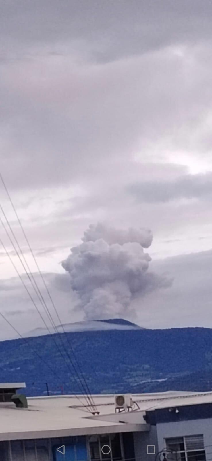 Volcán Poás, Alajuela y la pluma por la desgasificación de este 8 de setiembre del 2025. Foto: Cortesía para LT