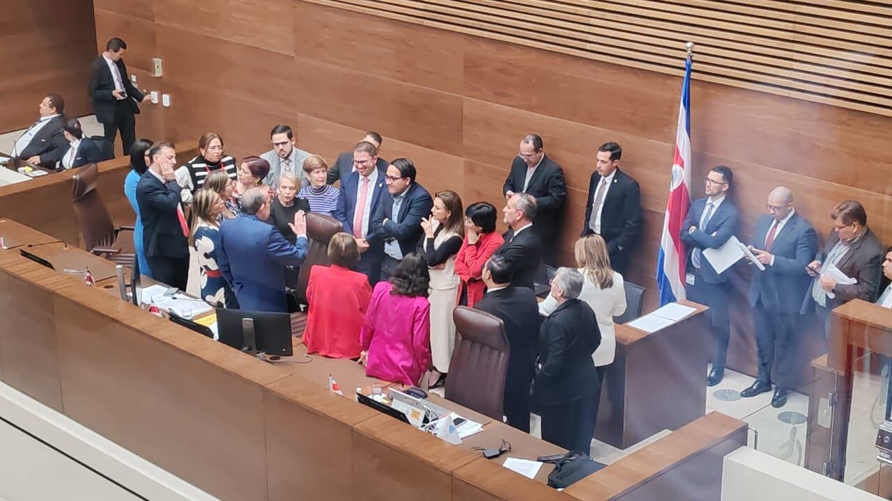 Plenario de la Asamblea Legislativa traslado de especialistas