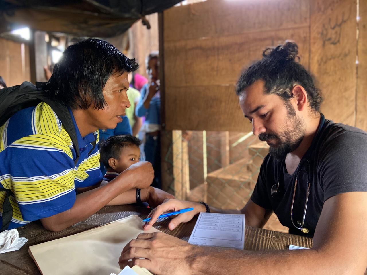 El doctor Alberto Barrantes Arias se quita la gabacha y fumiga en Alto Telire en Talamanca, en pueblo indígena