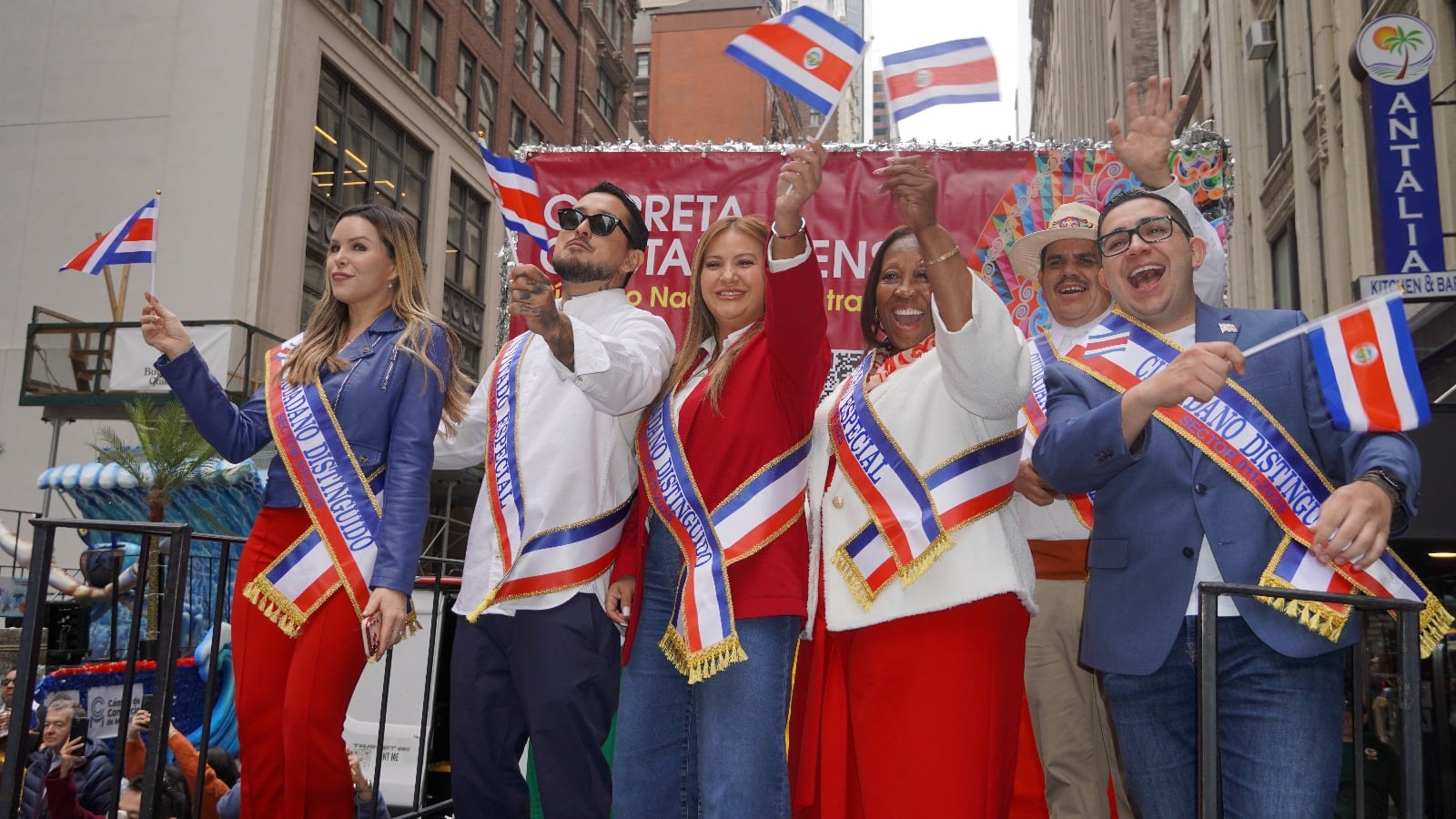 Más de 400 ticos desfilaron el 12 de octubre del 2025 en el Desfile de la Hispanidad sobe la Quinta Avenida de Nueva York.