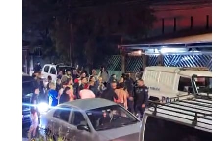Los oficiales capturaron a dos de los sospechosos, en el sitio se armó un tremendo zafarrancho