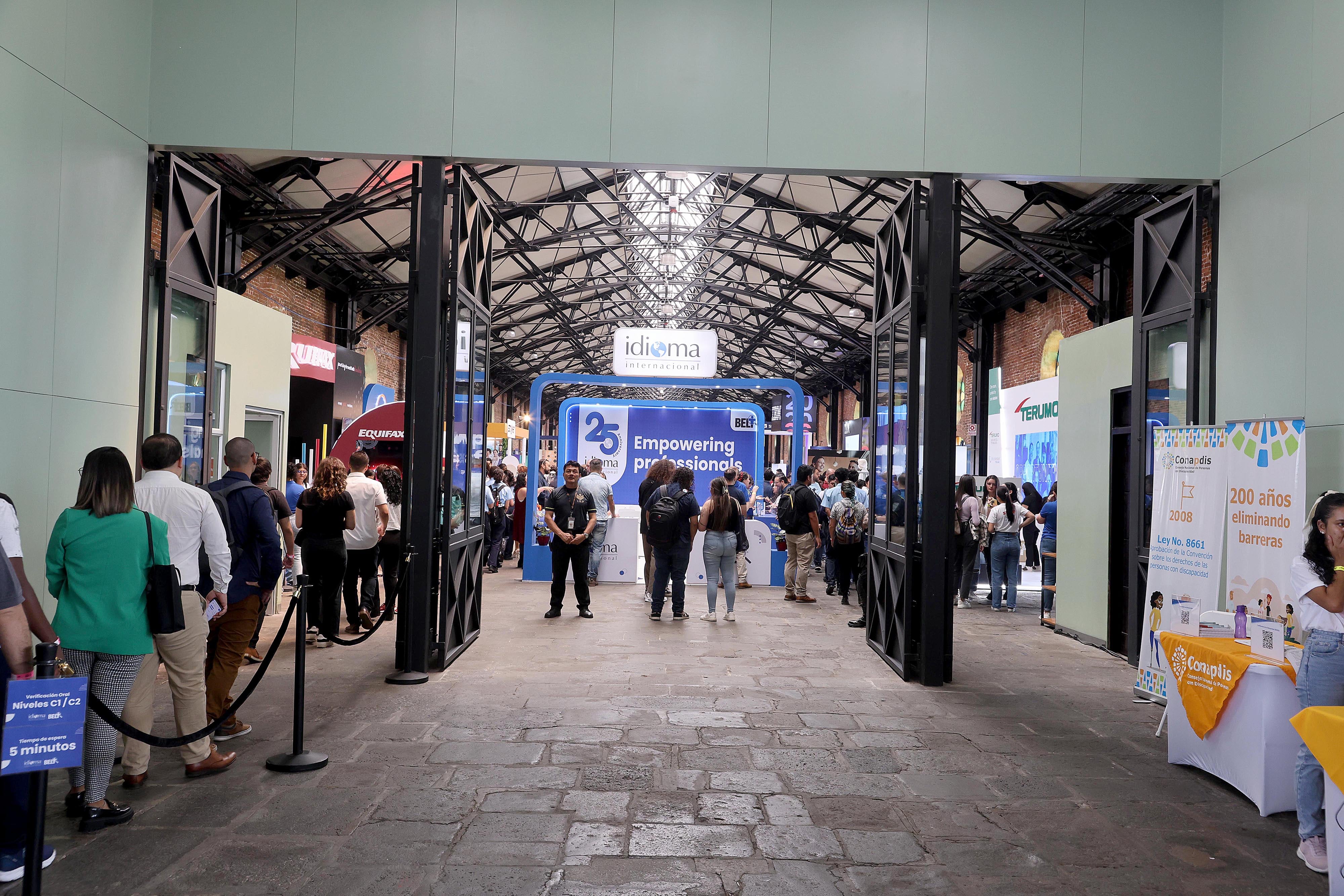 05/04/2024 Antigua Aduana, San José. Cientos de personas asistieron este viernes, desde muy temprano, a la feria de empleo multilingüe. Foto: Rafael Pacheco Granados