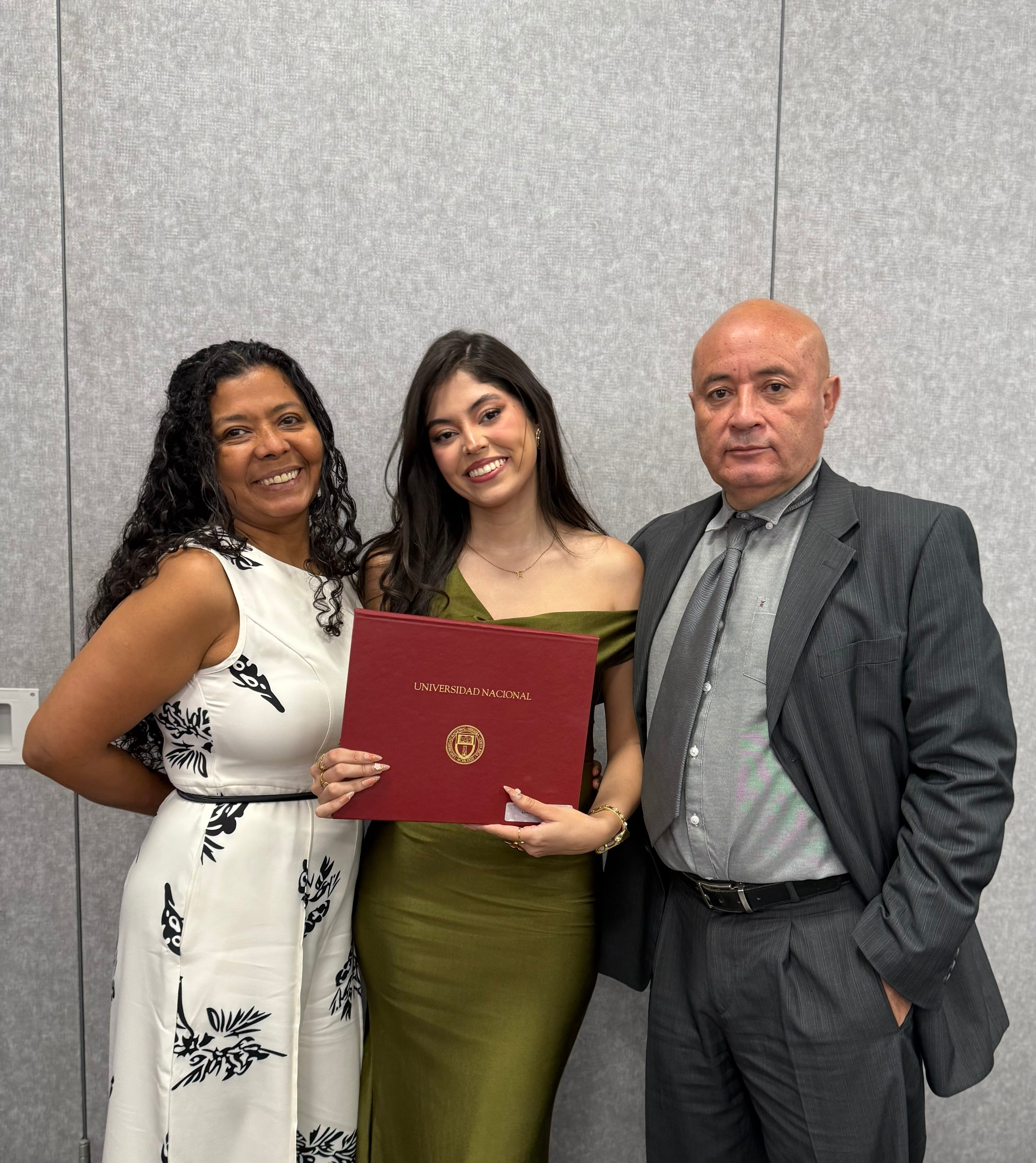 Karla Brenes Coronado, a sus 23 años, la estudiante de Psicología del Campus Omar Dengo obtuvo el mejor promedio de la licenciatura en Psicología, mejor promedio de grado, mejor promedio de la Facultad de Ciencias Sociales, y mejor promedio de todas las carreras de la UNA. En la foto con sus papás, Shirley Coronado y Carlos Brenes