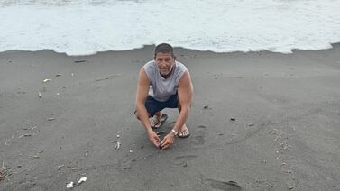 Expolicía se pone la capa de héroe y salva los huevos de tortugas en Guacalillo