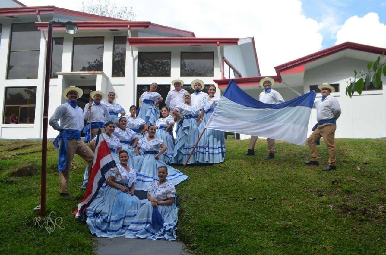 Hace como dos meses se viene catrineando el Gigante para estar bien guapo ya que se va para la edición XXI del Festival Internacional Itinerante de Canciones, Danzas y Expresiones Populares 2022, el cual se realizará en Cerdeña, Italia. En la foto el grupo de baile y música folclórica, Alma Generaleña de Pérez Zeledón.