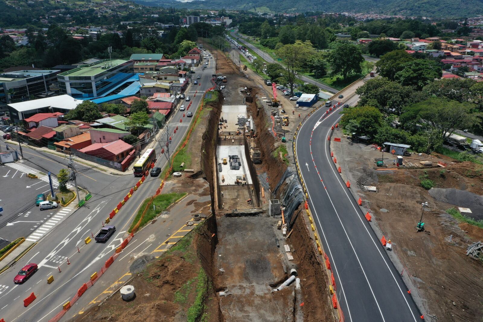 El Ministerio de Obras Públicas y Transportes (Mopt) le pide a todos los conductores que pasan por el cruce de La Galera todos los días para ir a Cartago que ya alistaron completamente otro carril