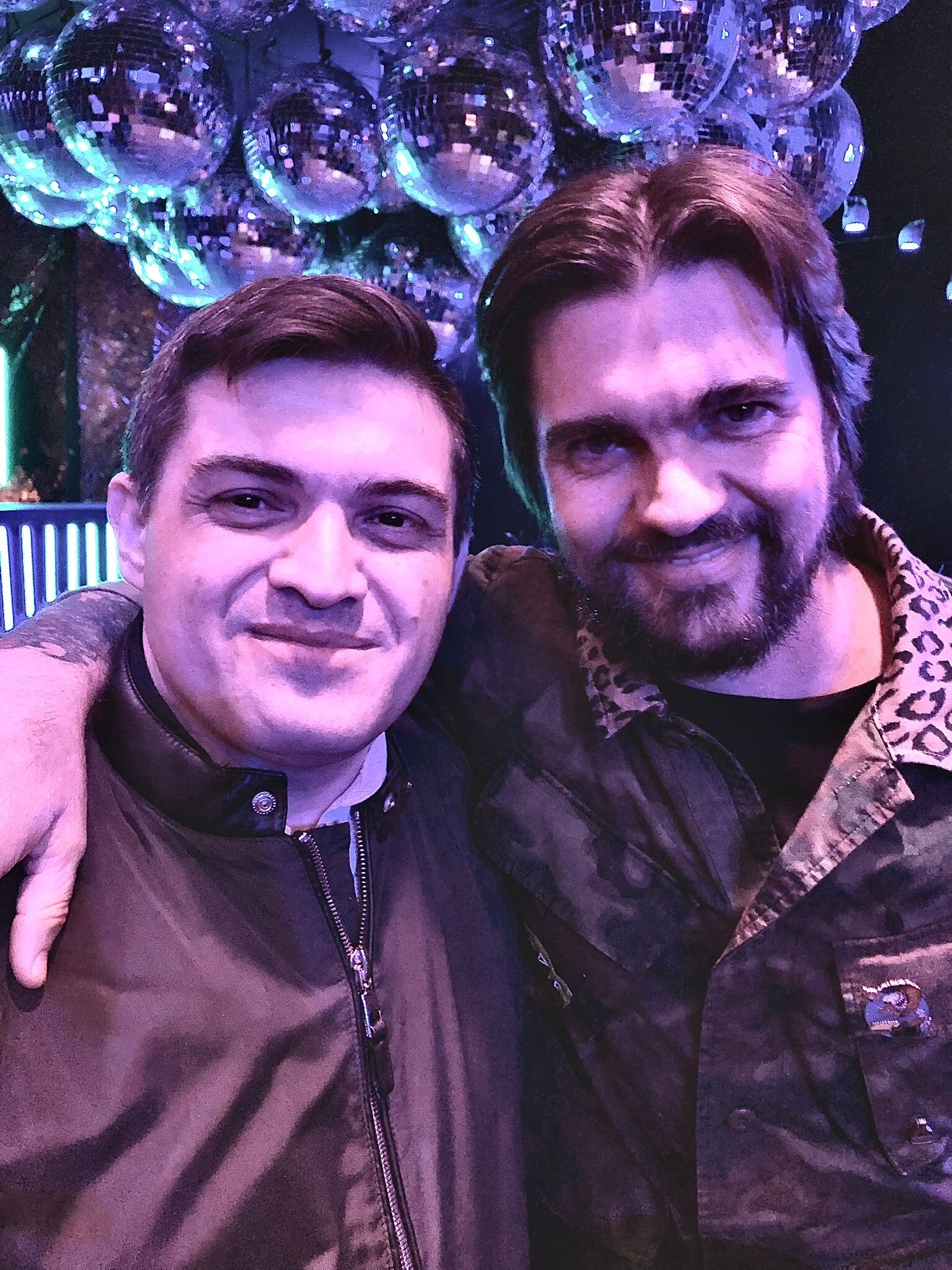 El costarricense Ernesto Núñez Chacón tiene 38 años, es trompetista y desde el 2010 es integrante de la 4.40, la banda del cantautor dominicano Juan Luis Guerra quien el pasado 14 de noviembre se ganó 4 grammies más para un total de 28.