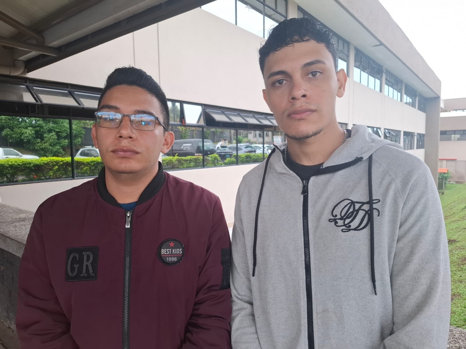 Brandon y Jesús llegaron a la Medicatura Forense para recoger los cuerpos de su papá y madrastra
