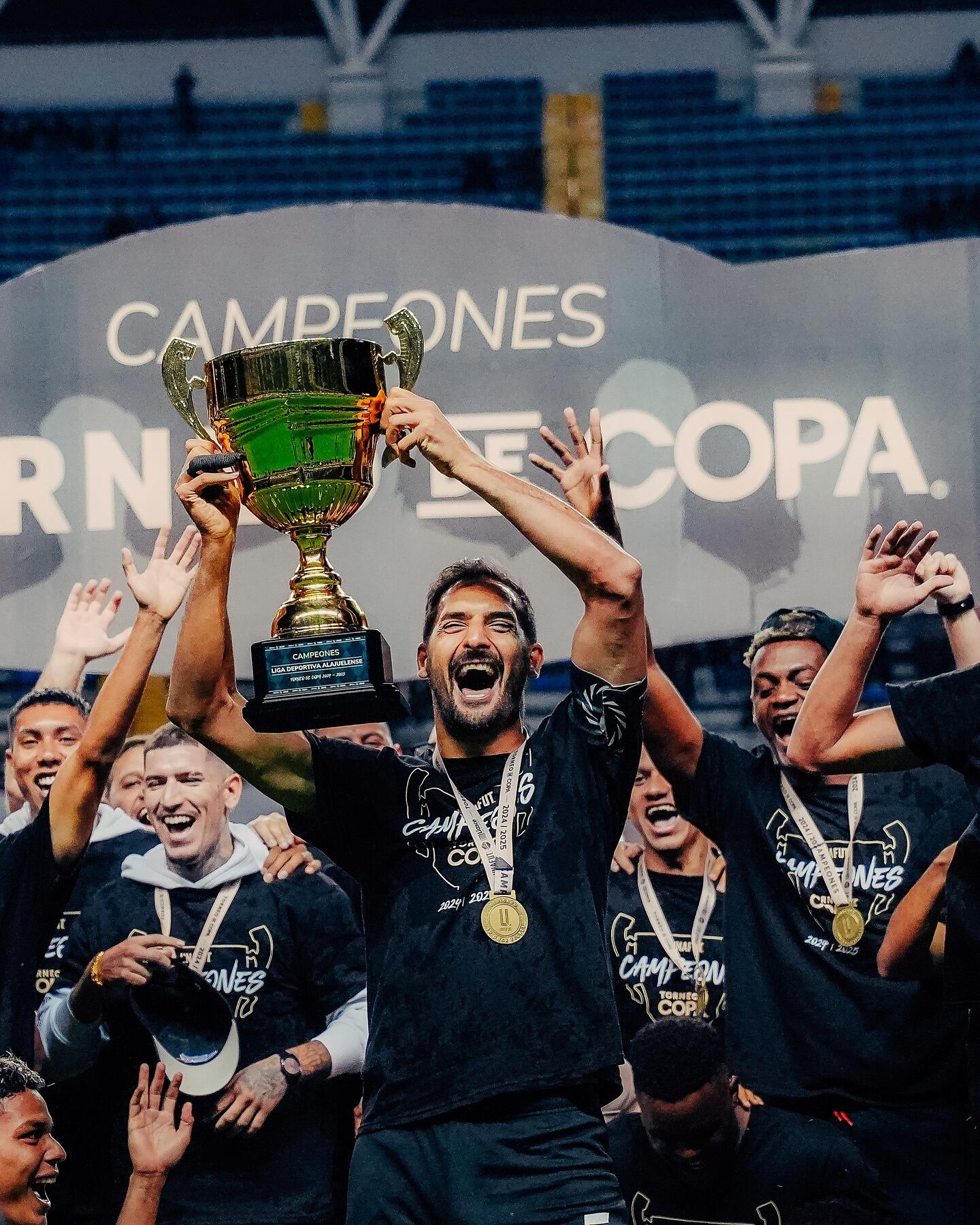 El capitán de Liga Deportiva Alajuelense, Celso Borges, recibió el trofeo del Torneo de Copa 2024-2025.