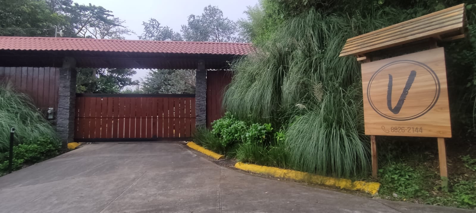 Entrada al centro de eventos V Entertainment, vinculada a la familia del empresa Allan Pacheco Dent, detenido por presunta tala ilegal. Foto: Róger Bolaños