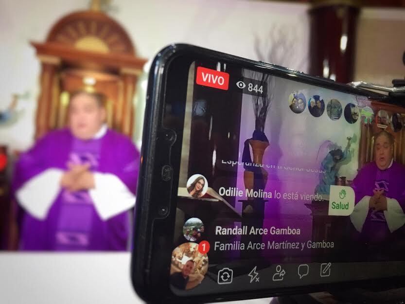 Padre Toto da misa con bancas llenas de foto