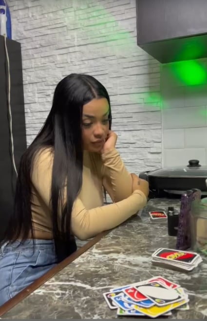 La influencer tica, Yoselyn Duarte, tiene 21 años y en el 2020 con 17 tenía muy claro su camino: hacer dinero como manicurista para ayudar a su mamá en la casa y pagarse los estudios de sicología. Vivía con su mamá en Desamparados y compartía el cuarto con su hermana.