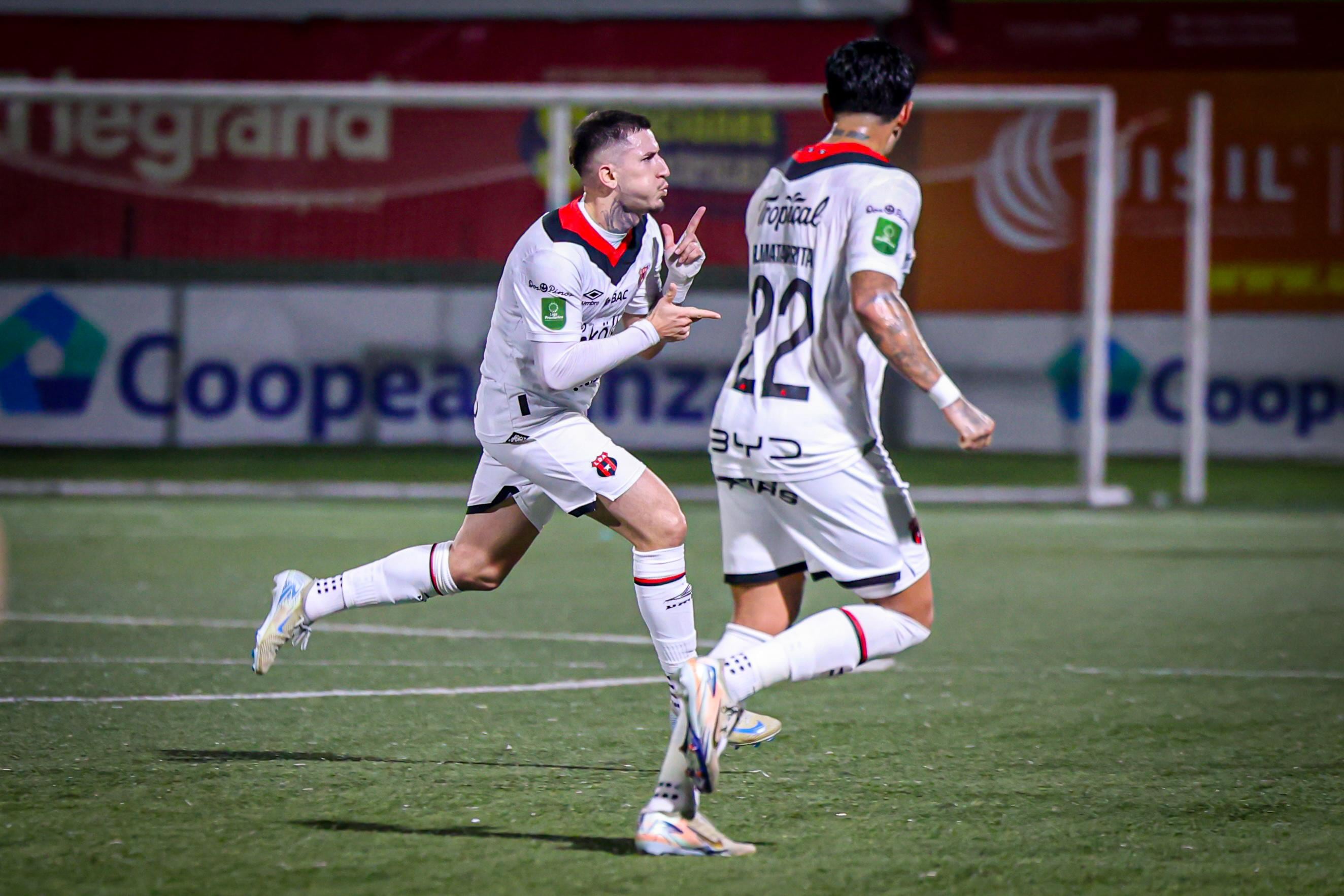 Anderson Canhoto festeja la anotación que se volvió en un desahogo para todos en Liga Deportiva Alajuelense.
