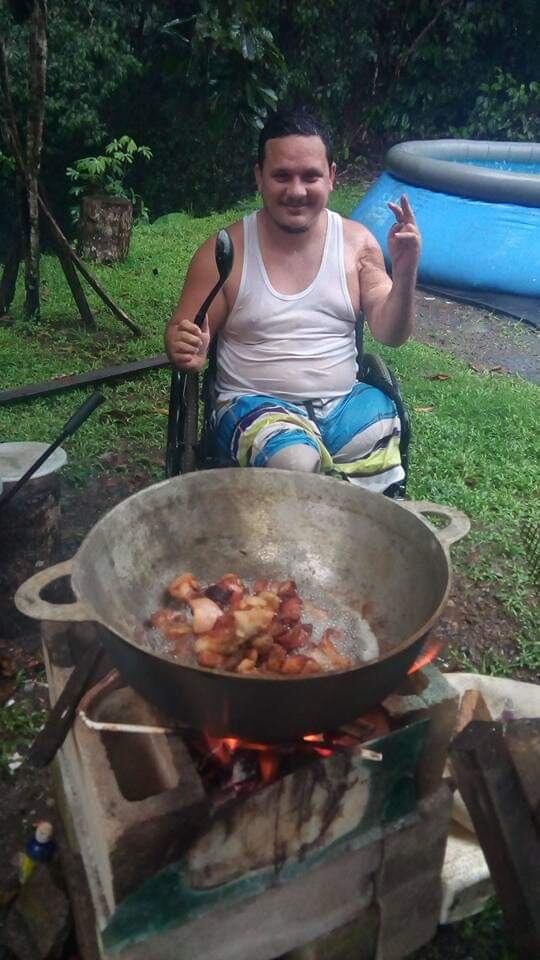 A las 6:05 de la mañana del 19 de octubre del 2011 la vida de Alexánder Palma Solano, quien ahora tiene 40 años, cambió para siempre porque le pasaron por el cuerpo 20 mil voltios mientras trataba de instalarle Internet a una familia de Piedras Blancas de Osa, en la Zona Sur.