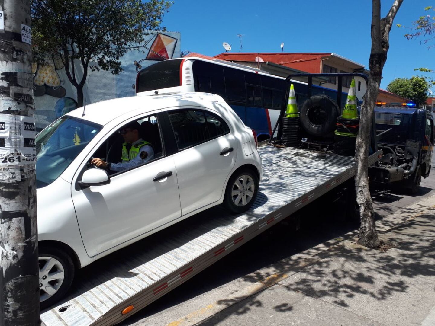 Detienen a supuesto chofer de Uber y le quitan el carro | La Teja