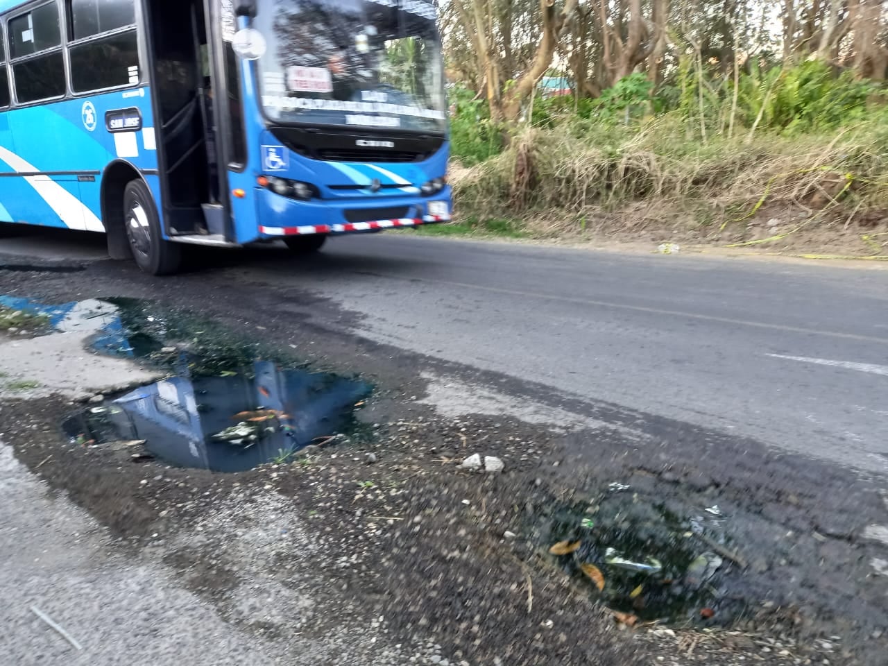 Huecos y aguas negras en Calle Mesen afectan a pobladores