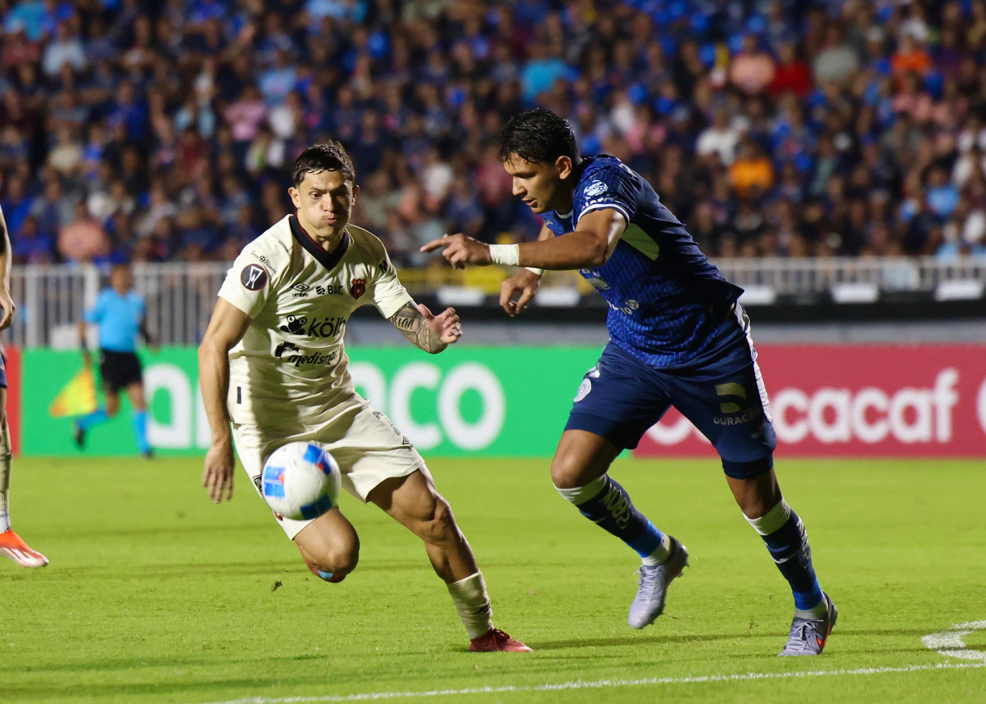 Alajuelense se enfrenta al Motagua de Honduras por la Copa Centroamericana.
