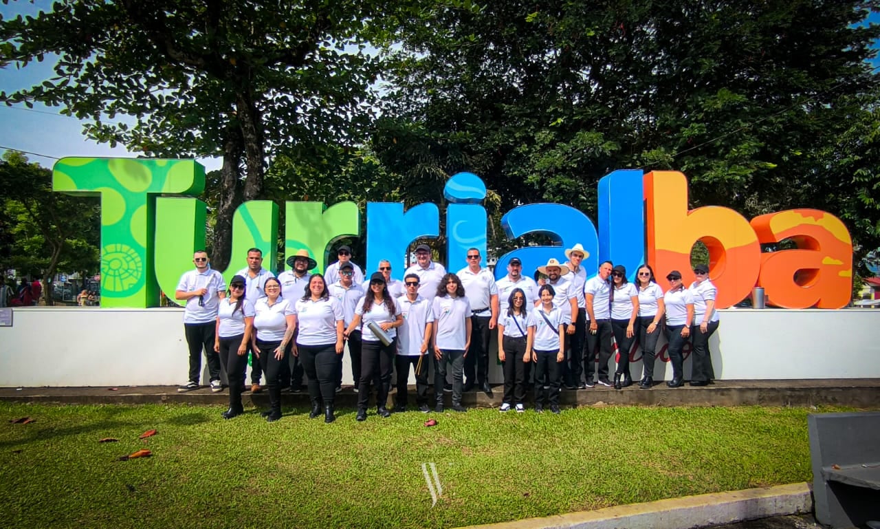 Don Manuel Olivares Ortega, de 59 años, desfilará este 15 de setiembre por primera vez después de 42 años, y lo hará acompañado de su hijo, Manuel Andrés, y de su nieto, Axel, todos formando parte de la Escuela Domingo Faustino Sarmiento de Dulce Nombre de Cartago.