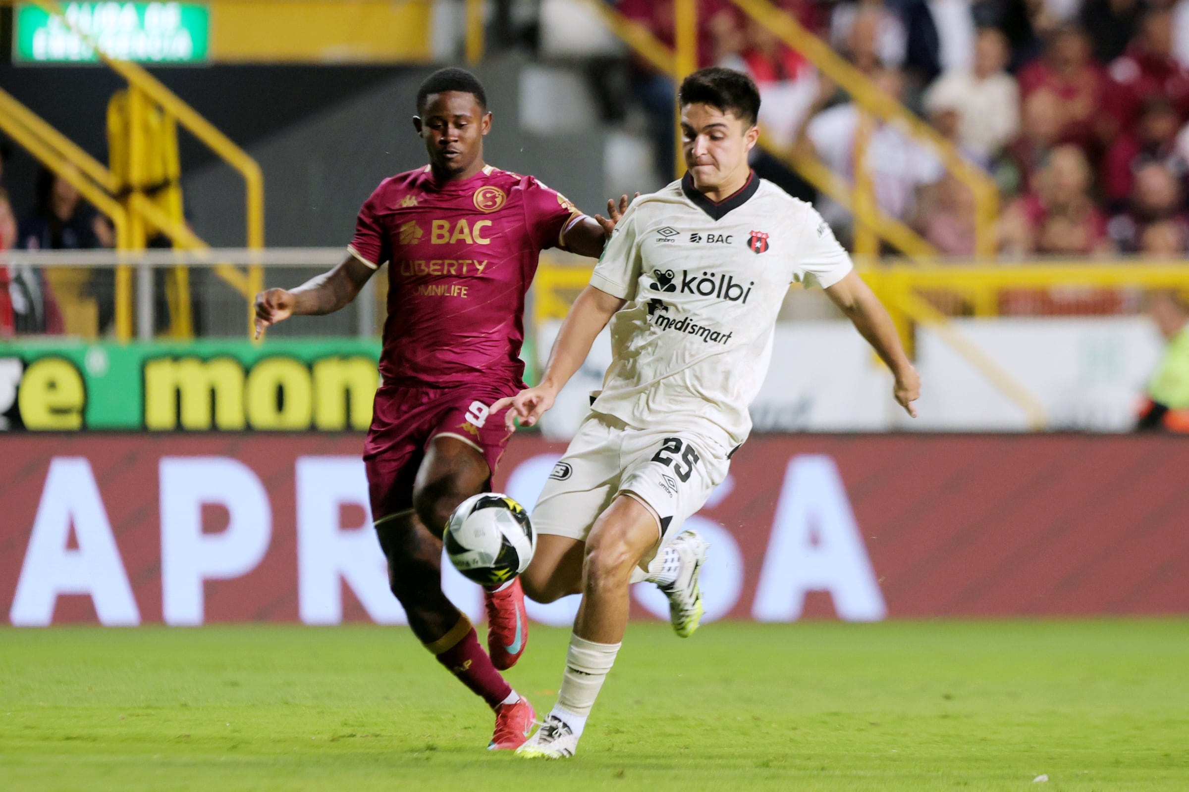 30/08/2025/ juego entre Deportivo Saprissa vs Liga Deportiva Alajuelense por el clásico nacional en la jornada 6 del torneo clausura 2025 en el estadio Ricardo Saprissa  / foto John
