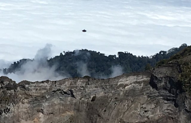22/04/16 San José, Guadalupe, Ipis, retratos de Alejandro Sequeira Arroyo y  Stephanie Morales Mata, la pareja fotografio lo que se puede denominar como ovni en el crater principal del Volcan Irazu, el cual fue investigado por una entidad de origen americano especialesta en el tema de ovnis a nivel mundial MUFON. Fotos: Jorge Navarro