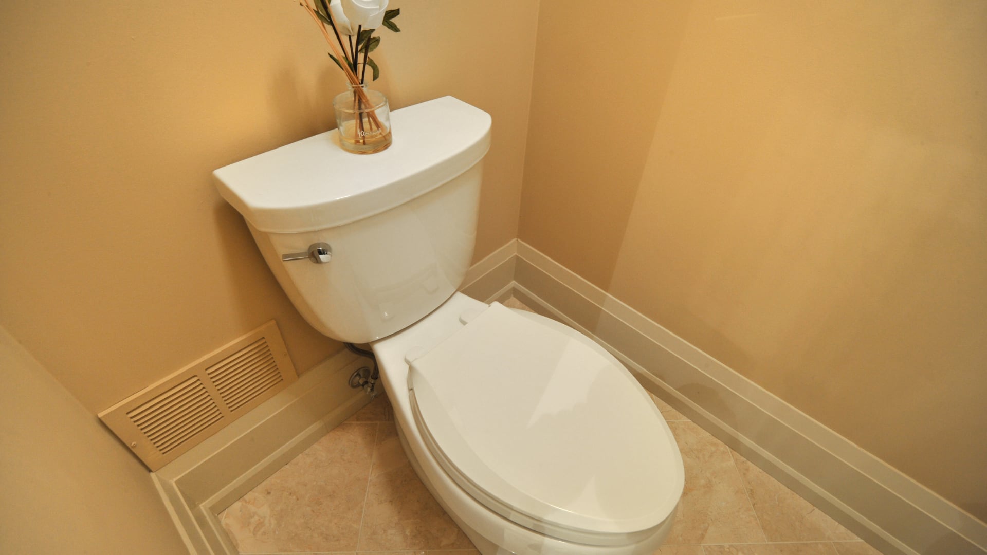 Expertos explican por qué los baños públicos no son tan peligrosos como parecen y qué medidas simples reducen el riesgo de infección.