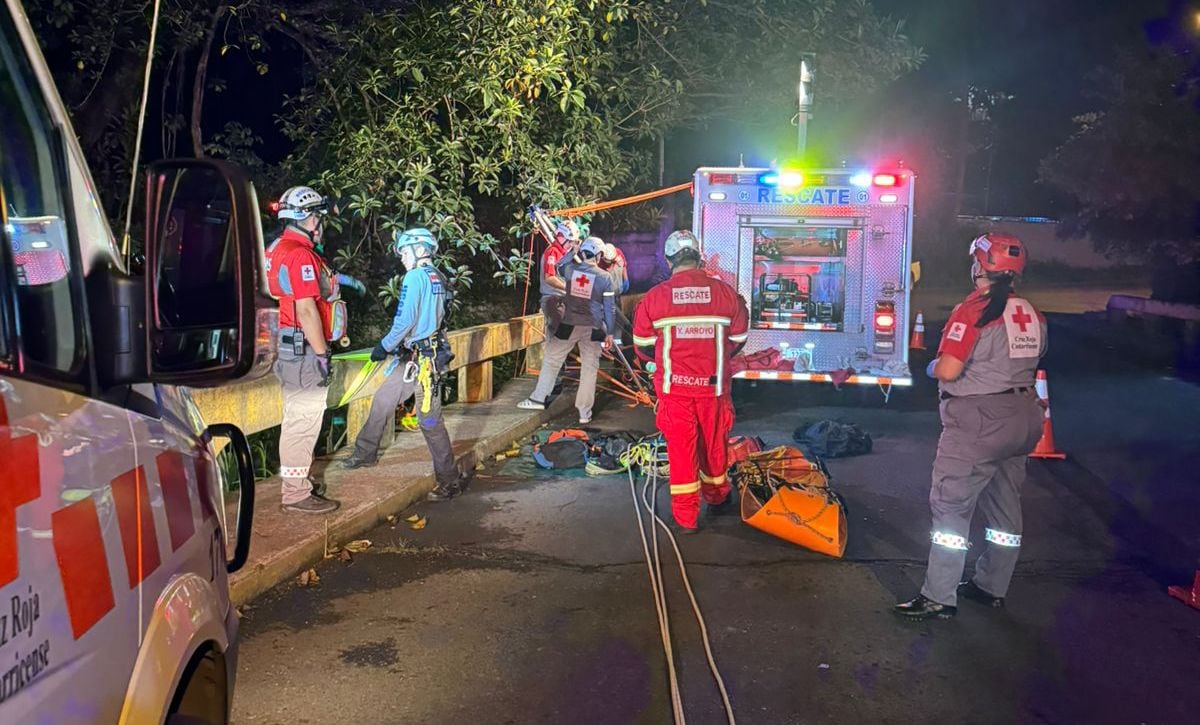 Rescatan a pareja atrapada debajo de puente en Alajuela. Foto Cruz Roja.
