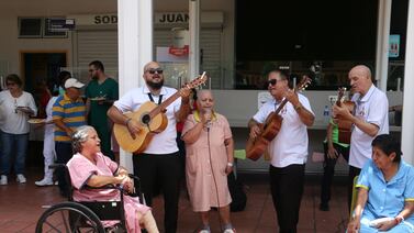 Así consintieron a las mamitas en hospitales y cementerios este Día de la Madre