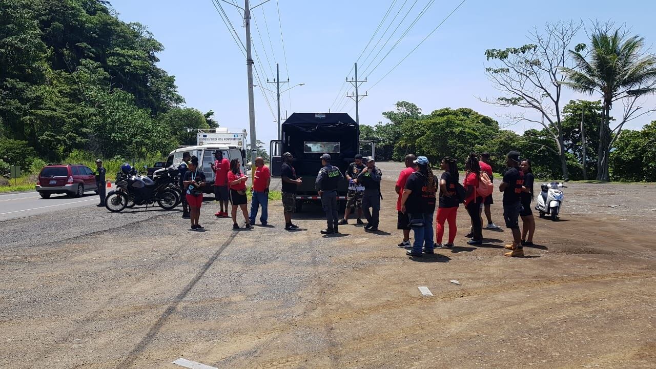 Once extranjeros detenidos en operativo migratorio en Jacó. Foto Migración.
