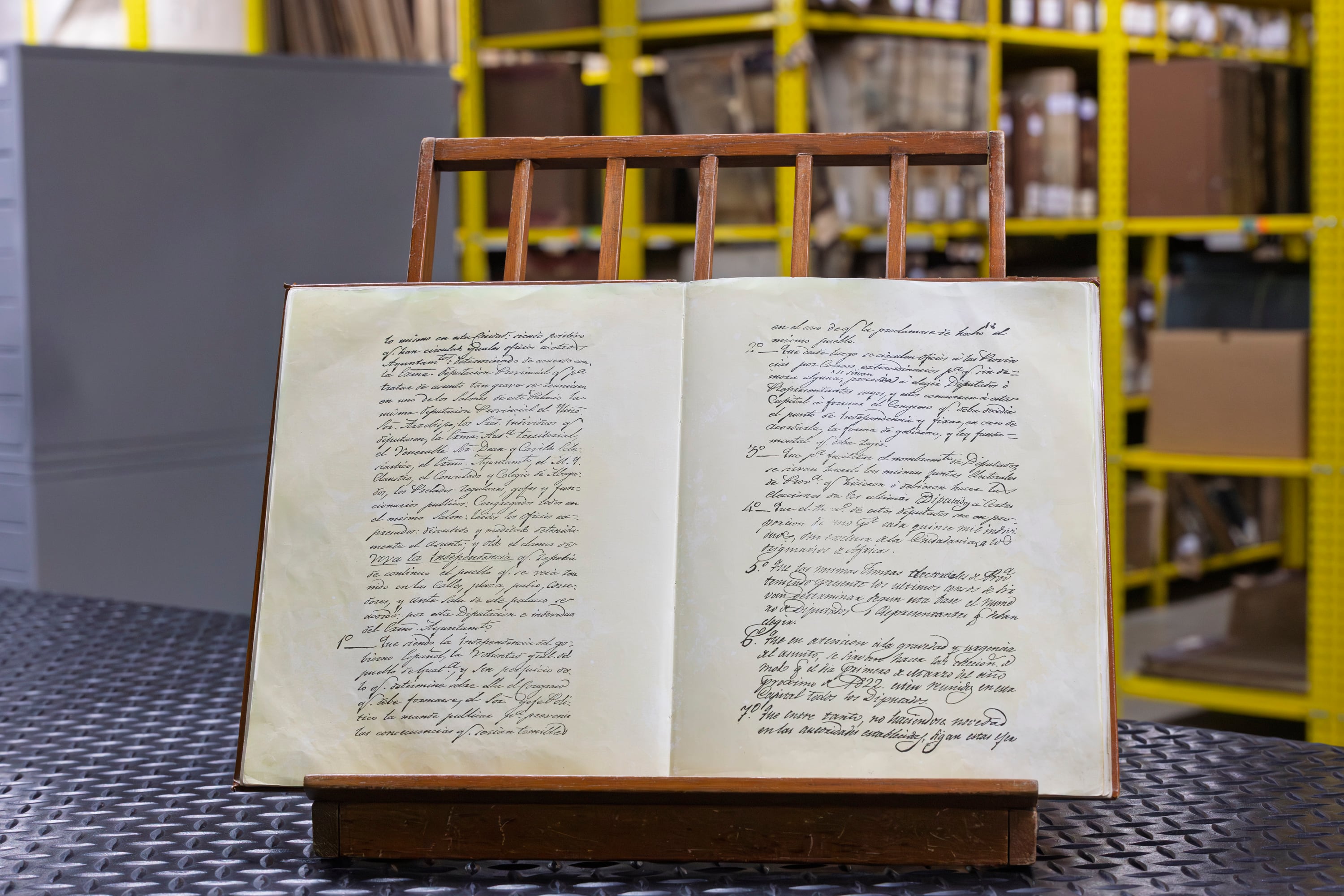 11/09/2025, San José, Archivo Nacional, fotografías de las reproducciones del Acta de la independencia, el Acta de los Nublados del Día y el Pacto de Concordia.