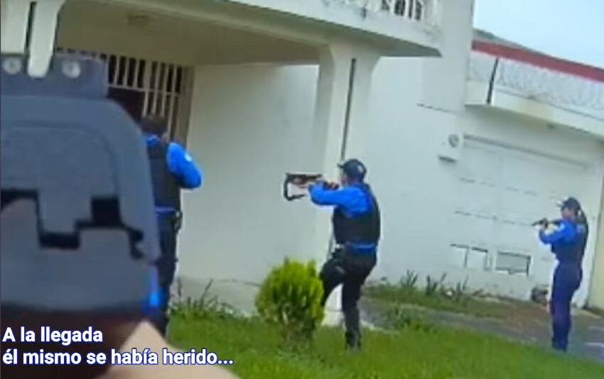 Policía se enfrentan a hombre que amenazaba con apuñalar a su pareja.