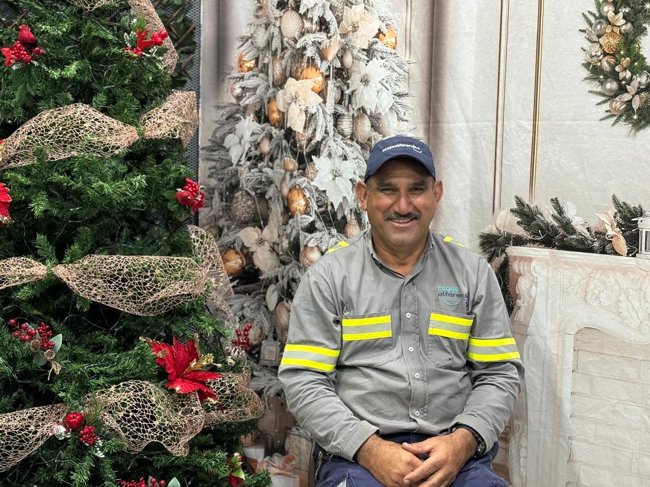 Gerardo Retana Vargas es un héroe sin capa. Él ha sacrificado 15 Navidades para que a usted no se le enfríe el tamal, ni la pierna de cerdo, incluso para que pueda ver el arbolito de Navidad bien iluminado en las fiestas.