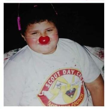 Farlen Aguilar Elizondo, nació el 23 de junio de 1995 en Santiago de Puriscal es el payaso Chiquitín.En la foto con 5 años