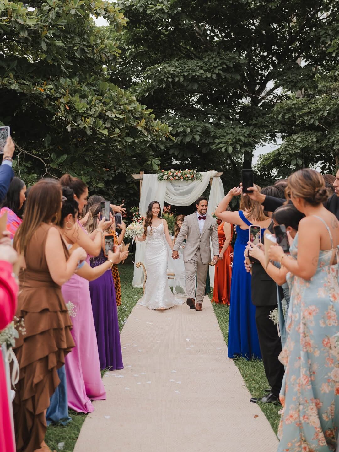 Steven Castro, ganador de uno de los grandes programas que Teletica, pasó a la vida seria y ya compartió fotos del especial día que dio el “sí, acepto”.