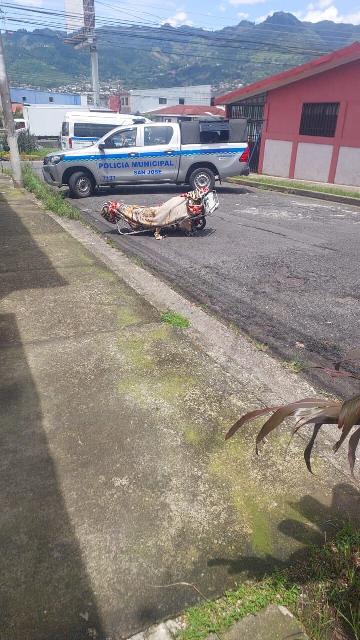 Cubierto con una sábana y puesto sobre una carretilla era como llevaban el cadáver de una persona en la ciudadela 15 de Setiembre en Hatillo. Foto: Cortesía para LT