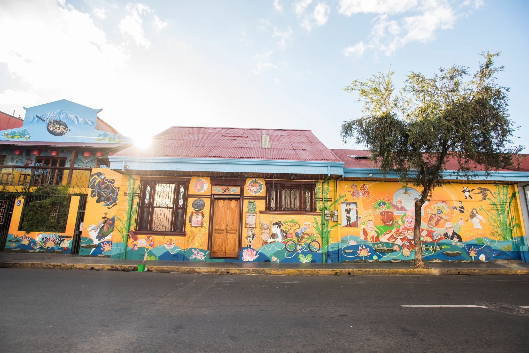 La casona de calle 11, en el corazón cultural de San José, perteneció al prestamista Cuco Arrieta antes de que la familia Hon la convirtiera en uno de los restaurantes más reconocidos del país. Este sábado, María Hon y Robert Faulstich anunciaron el traspaso de su administración tras más de medio siglo de historia.