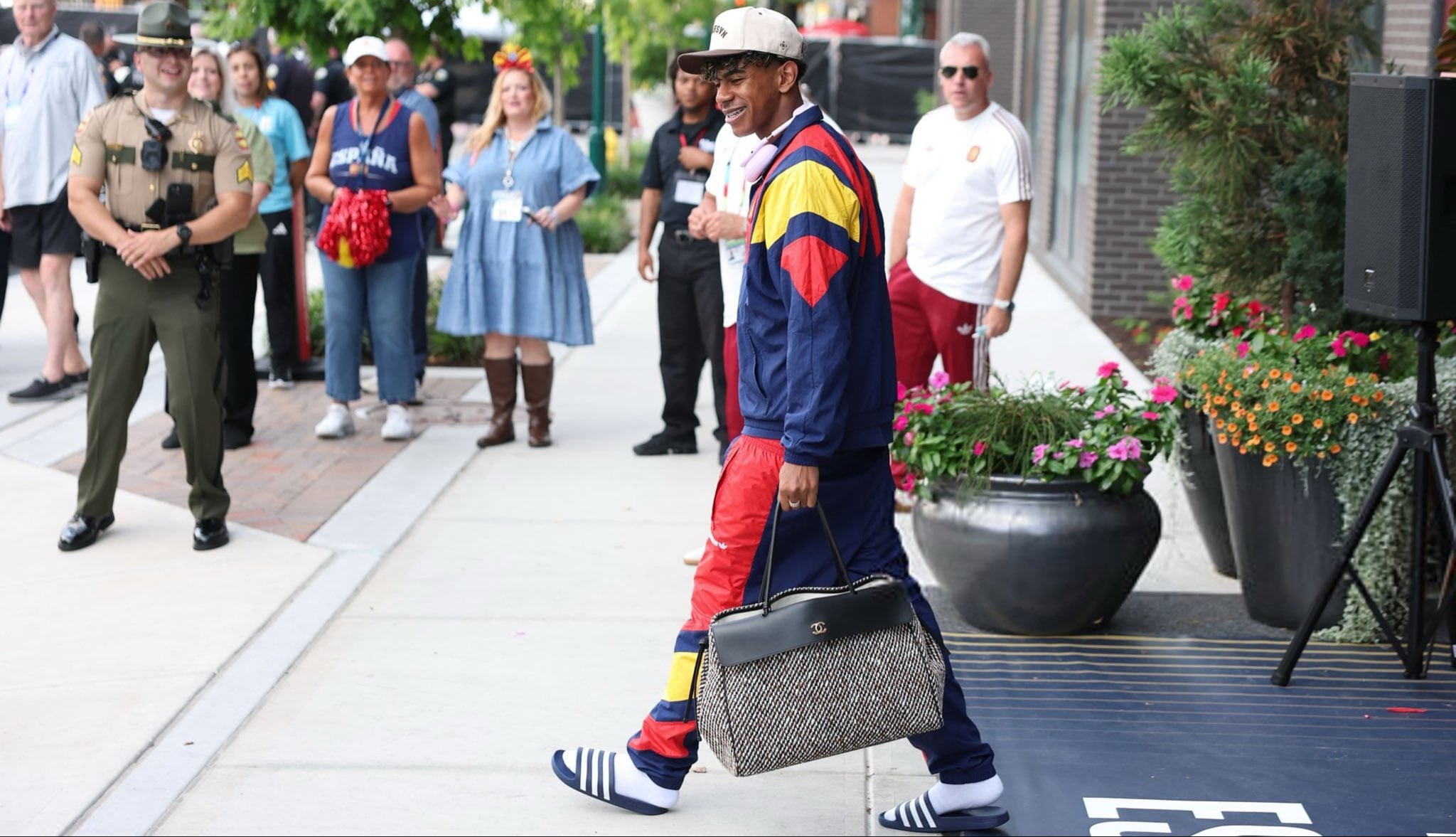 El bolso Chanel de Lamine Yamal tiene un valor cercano a los ₡4,2 millones.