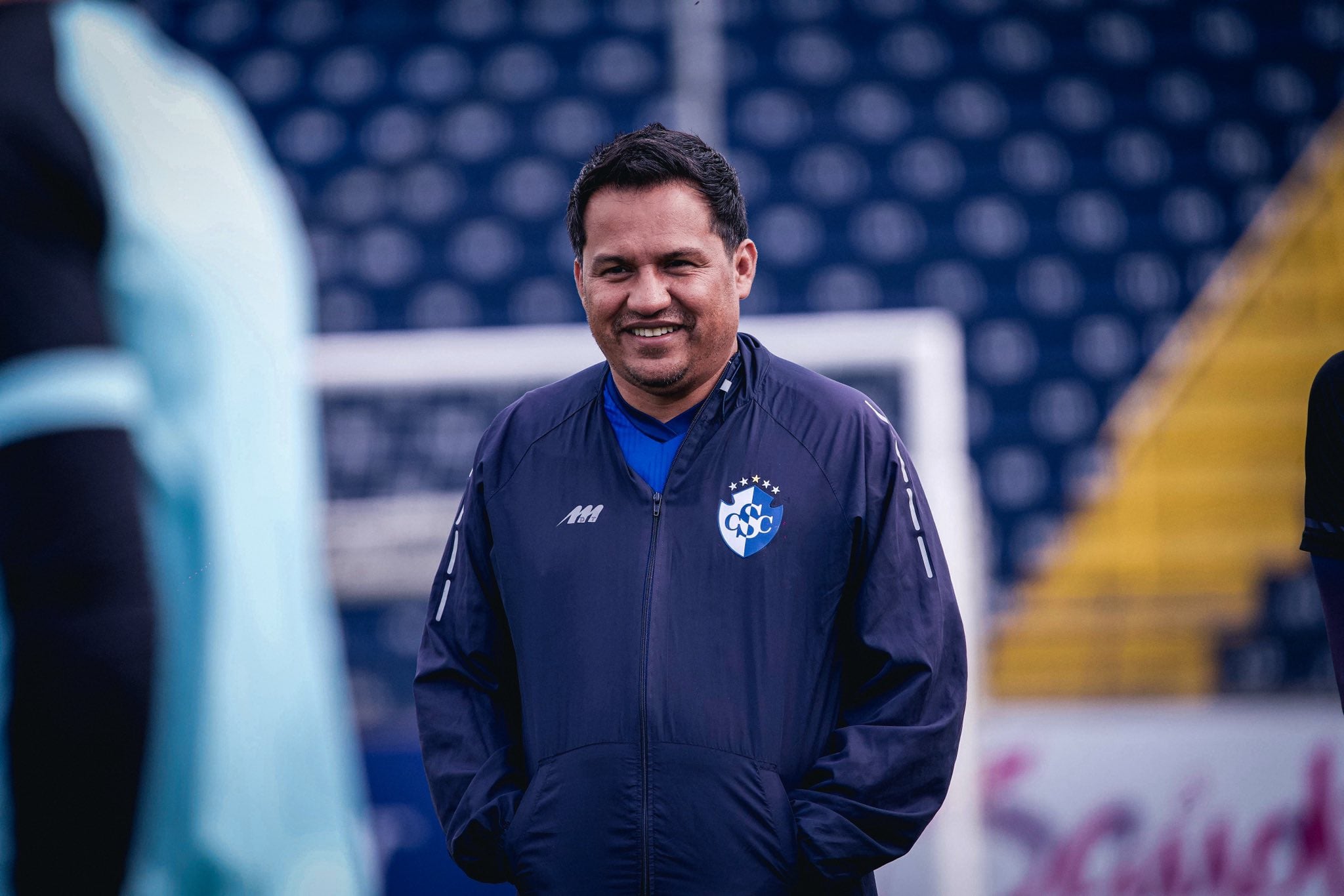 Amarini Villatoro, entrenador del Cartaginés, en una práctica del equipo esta semana. El timonel quiere el liderato de la Primera División.