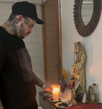 Emiliano Aguilar le prendió una vela a la Santa Muerte.