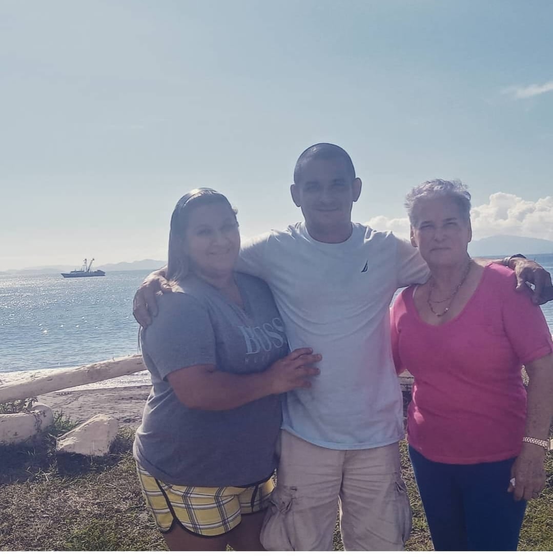 Jonathan Miranda Castro, junto a su hermana Karolina y su mamá doña Nidia, una de las fotos que conservan en las que salen juntos. Foto: Karolina Miranda para LT