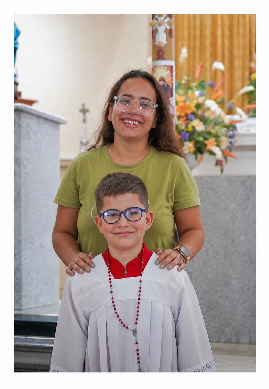 Mateo, el milagrito de San Ramón Nonato que volvió a la vida tras 6 minutos sin respirar y hoy es monaguillo. En la foto con la mamá, doña Mariana Molina Vargas