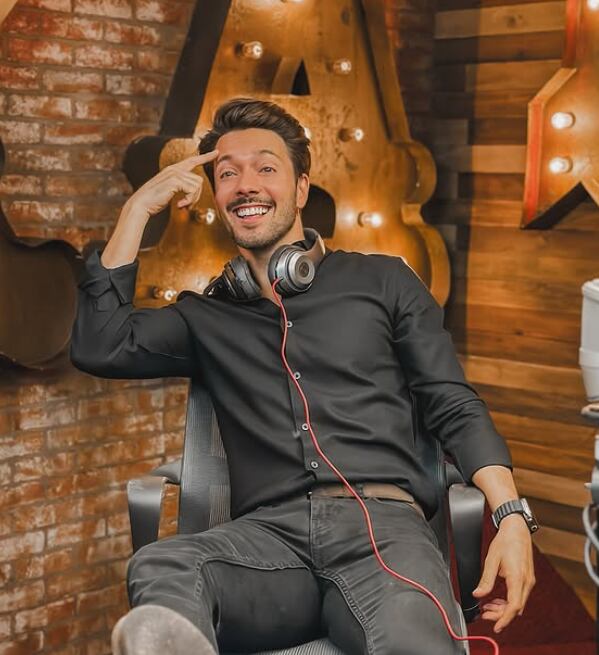 Roger González, presentador y actor de doblaje mexicano